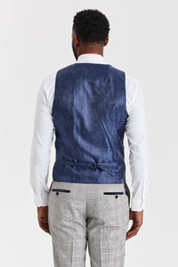 Traje Hugo gris con chaleco Parker azul marino en contraste.