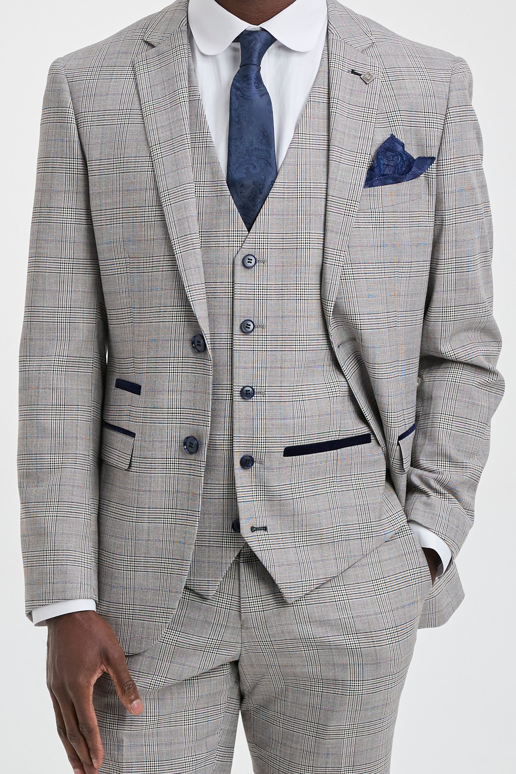 Traje de tres piezas Hugo para hombre, color gris claro, con cuadros azul marino y ribetes de terciopelo.