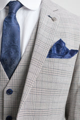 Traje de tres piezas Hugo para hombre, color gris claro, con cuadros azul marino y ribetes de terciopelo.