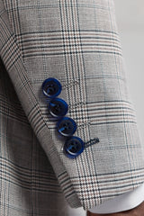 Traje de tres piezas Hugo para hombre, color gris claro, con cuadros azul marino y ribetes de terciopelo.