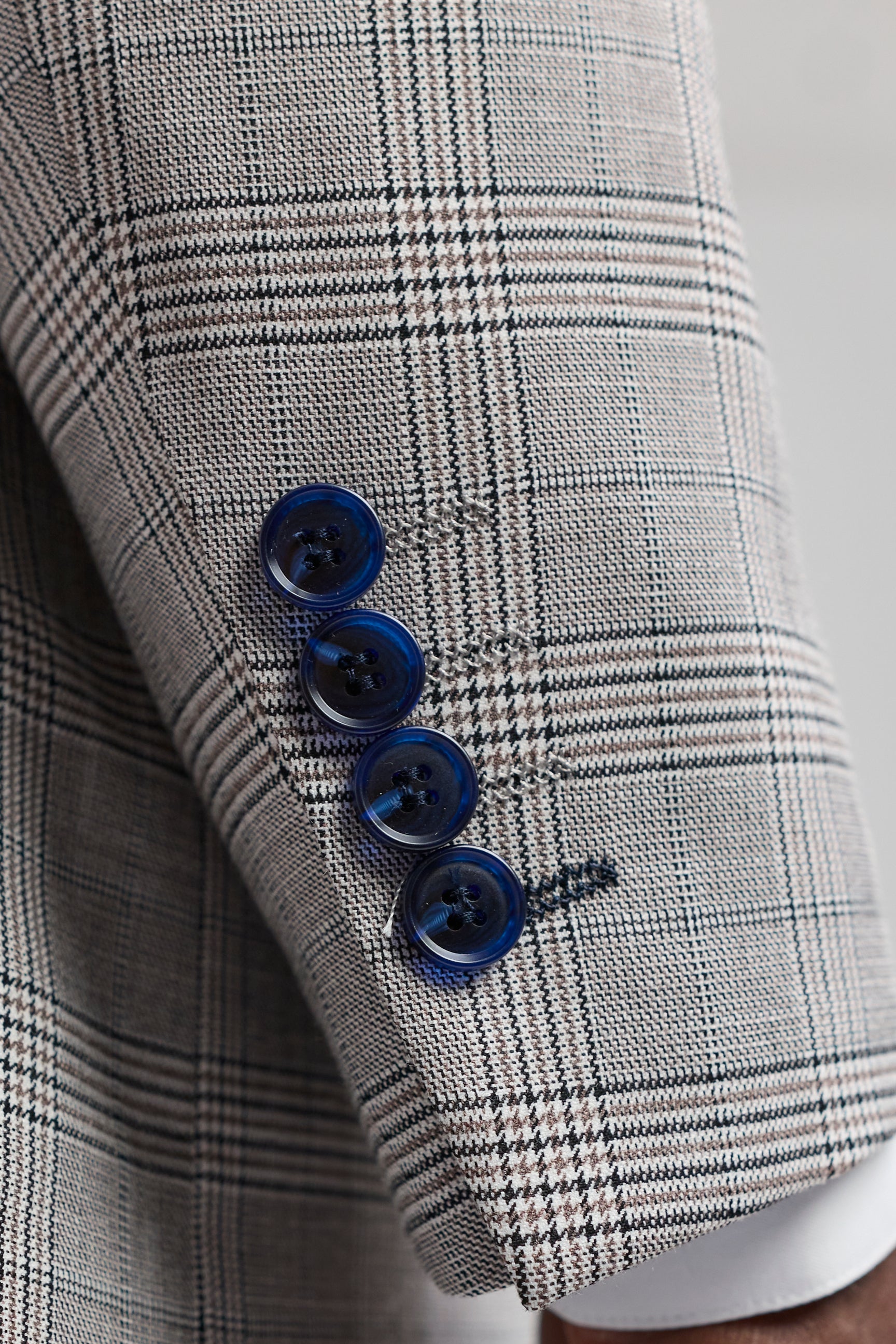 Traje de tres piezas Hugo para hombre, color gris claro, con cuadros azul marino y ribetes de terciopelo.