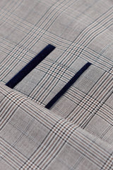 Traje de tres piezas Hugo para hombre, color gris claro, con cuadros azul marino y ribetes de terciopelo.