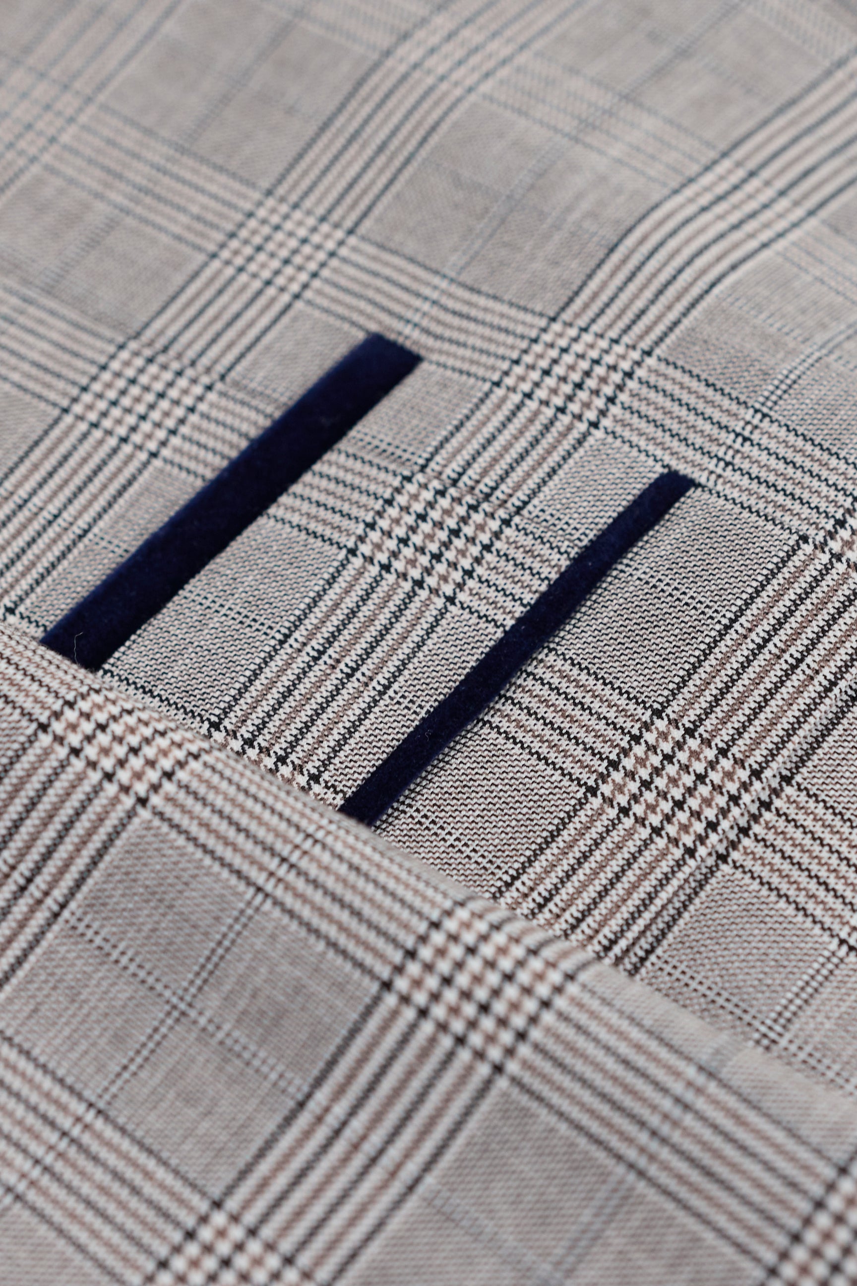 Traje de tres piezas Hugo para hombre, color gris claro, con cuadros azul marino y ribetes de terciopelo.