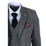 IM41 - Traje de tres piezas de tweed con estampado de espiga gris para hombre