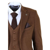 IM42 - Traje de tres piezas de tweed de espiga marrón para hombre