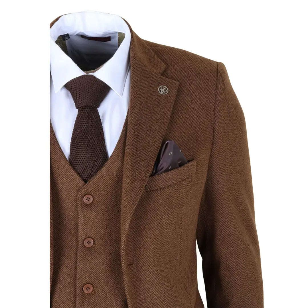 IM42 - Traje de tres piezas de tweed de espiga marrón para hombre