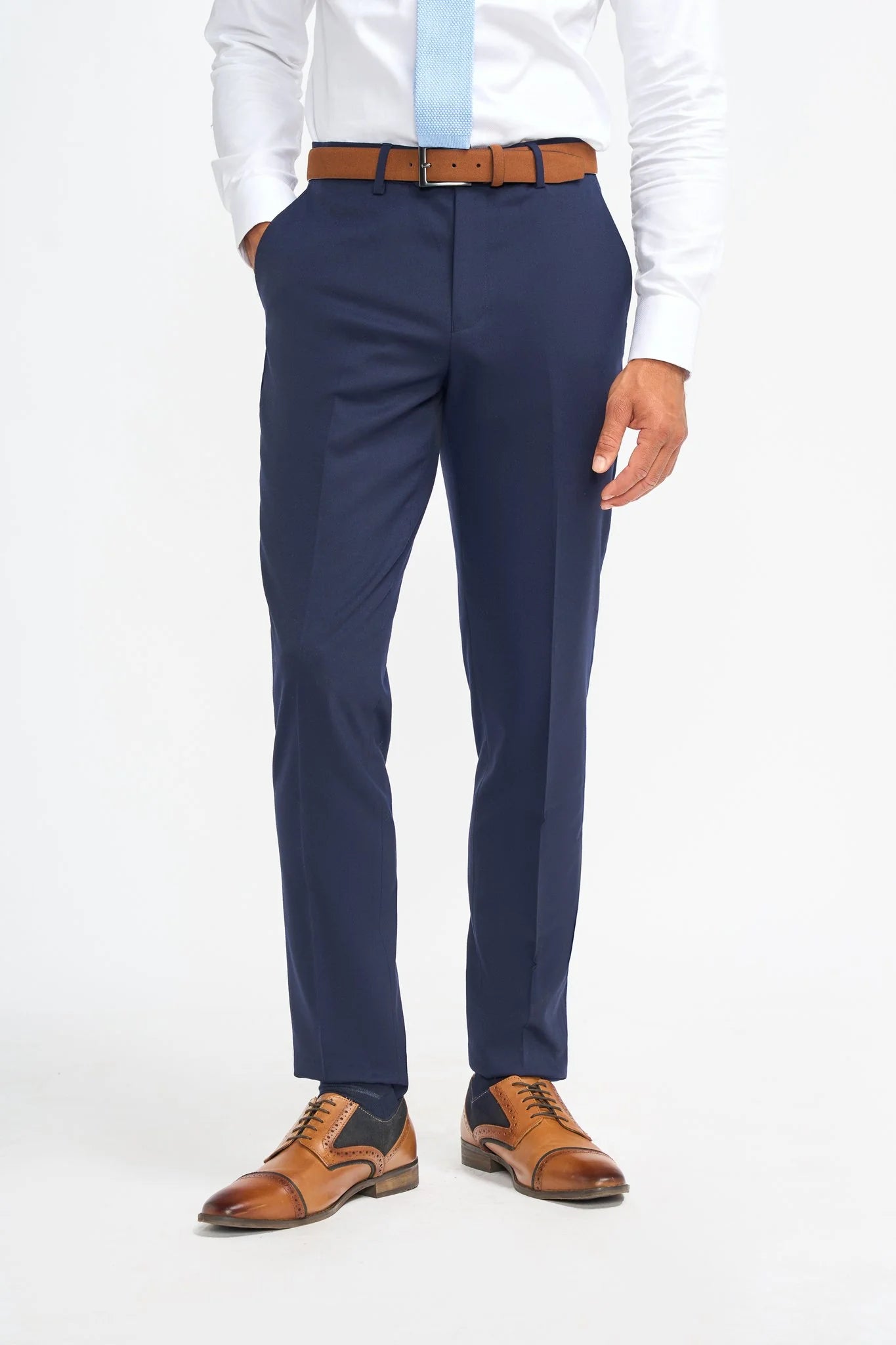 James - Traje de tres piezas de lana azul marino para hombre, corte entallado.