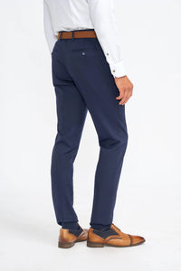 James - Traje de tres piezas de lana azul marino para hombre, corte entallado.