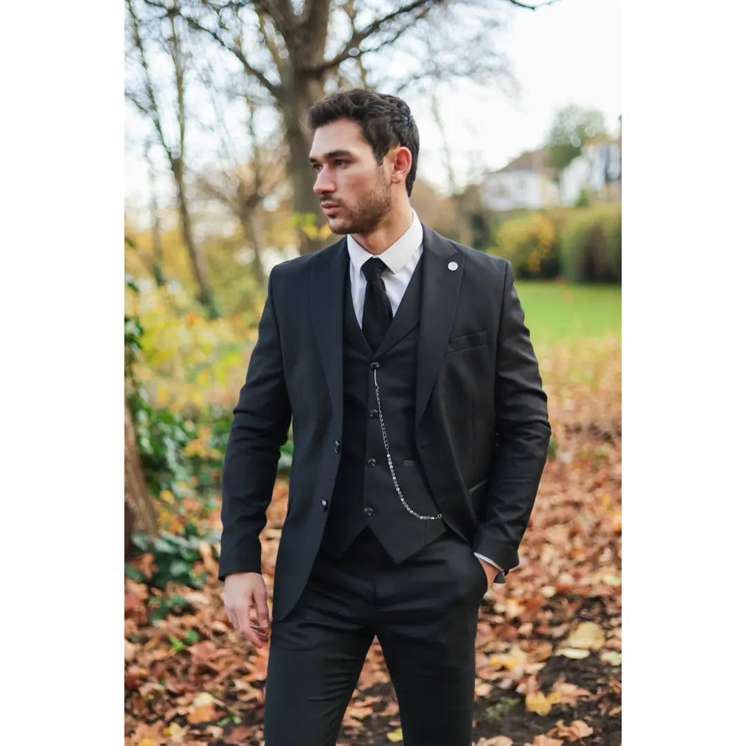 Traje clásico de tres piezas negro para hombre de James con pañuelo de bolsillo rojo.