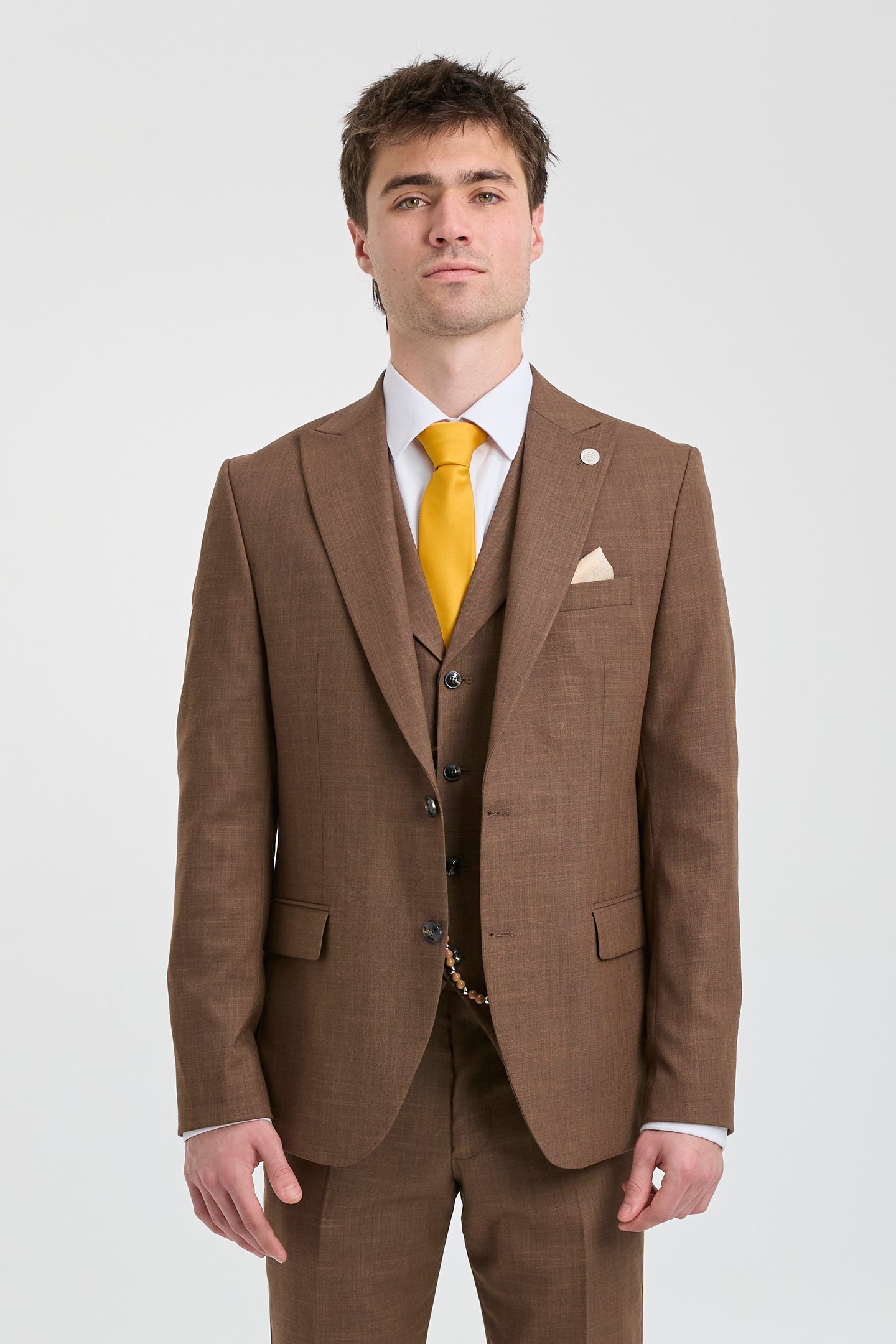 Traje de hombre James de 3 piezas, color marrón liso, corte clásico.