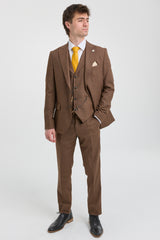 Traje de hombre James de 3 piezas, color marrón liso, corte clásico.