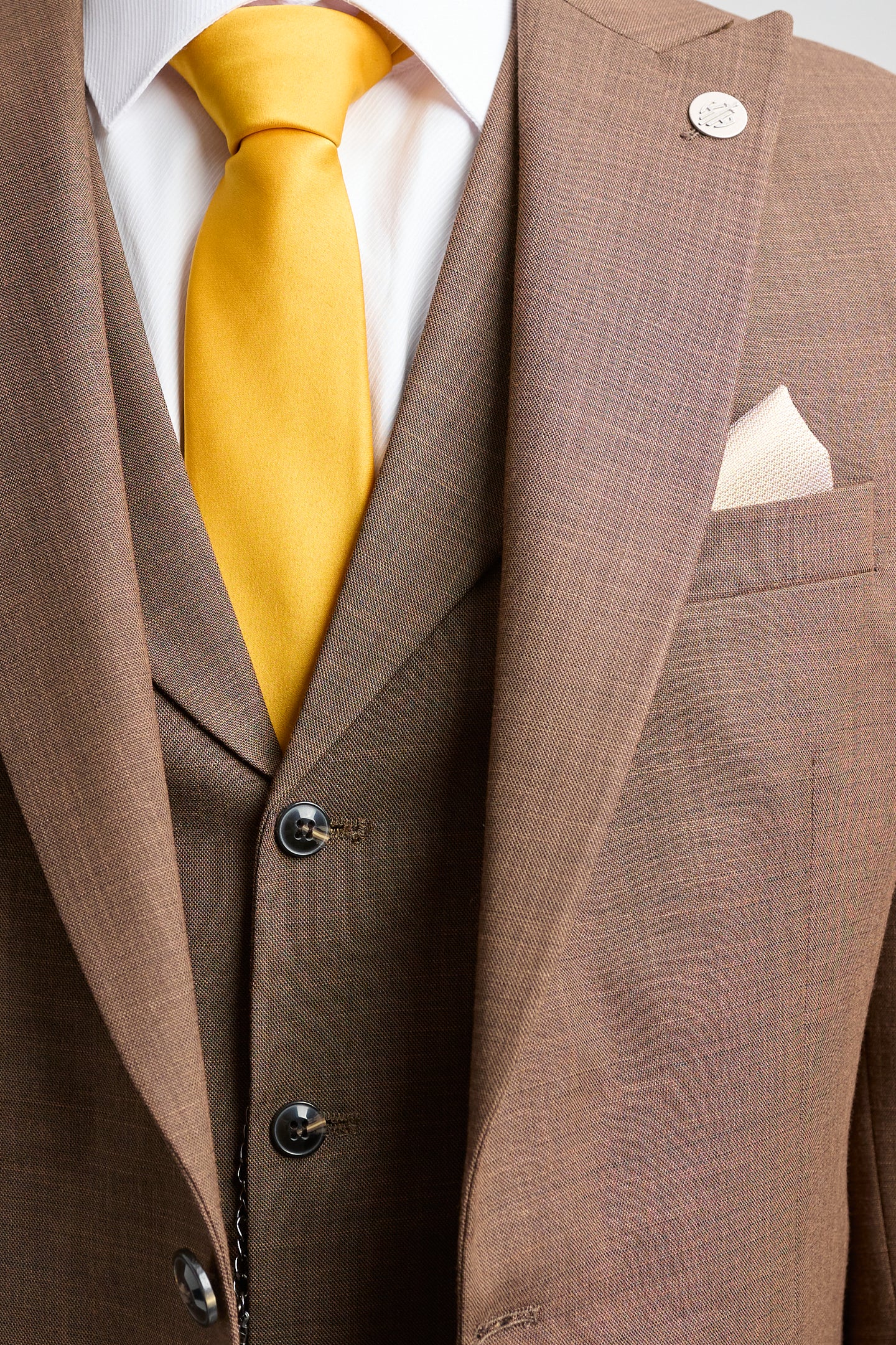 Traje de hombre James de 3 piezas, color marrón liso, corte clásico.