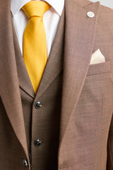 Traje de hombre James de 3 piezas, color marrón liso, corte clásico.