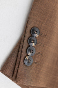 Traje de hombre James de 3 piezas, color marrón liso, corte clásico.