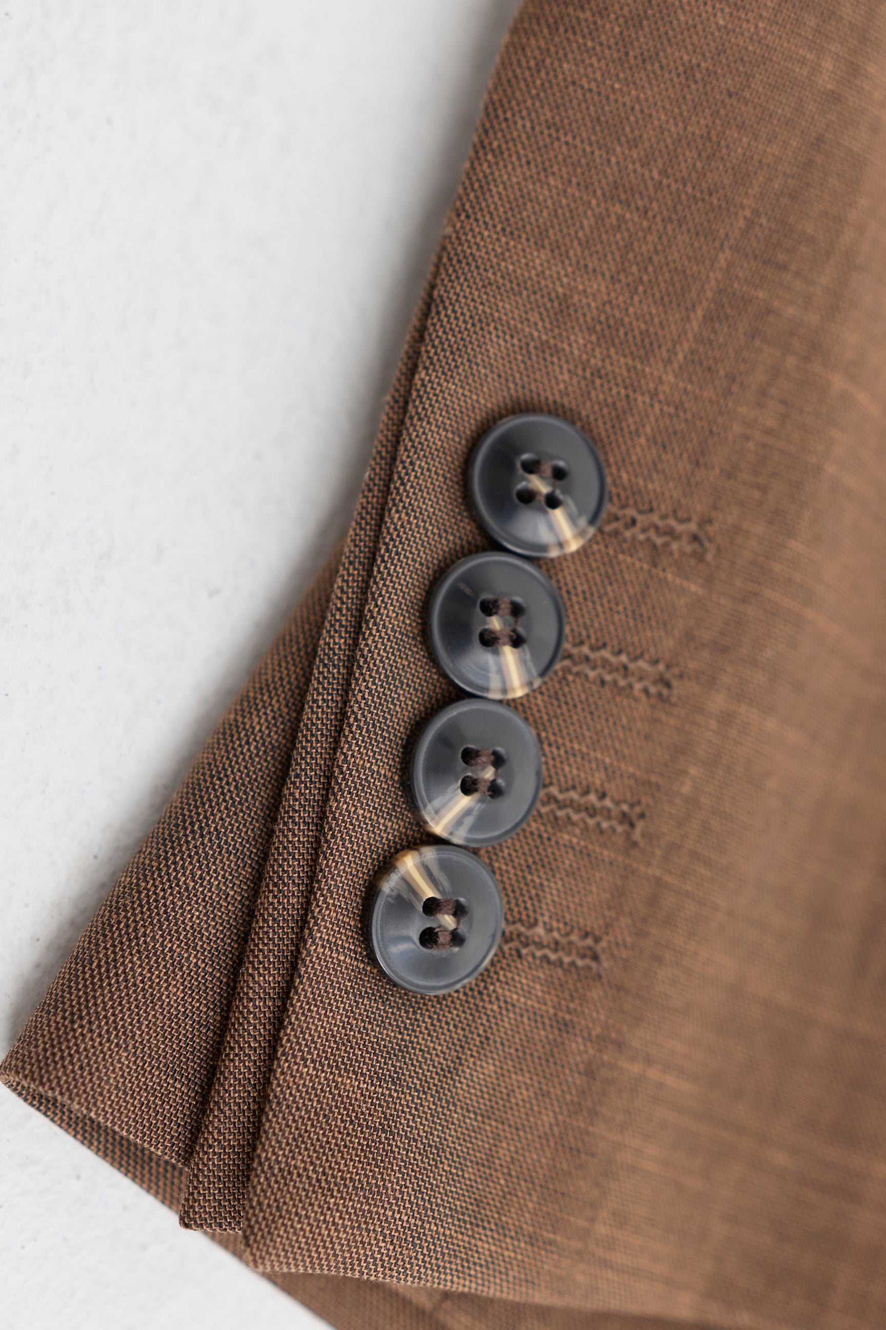 Traje de hombre James de 3 piezas, color marrón liso, corte clásico.