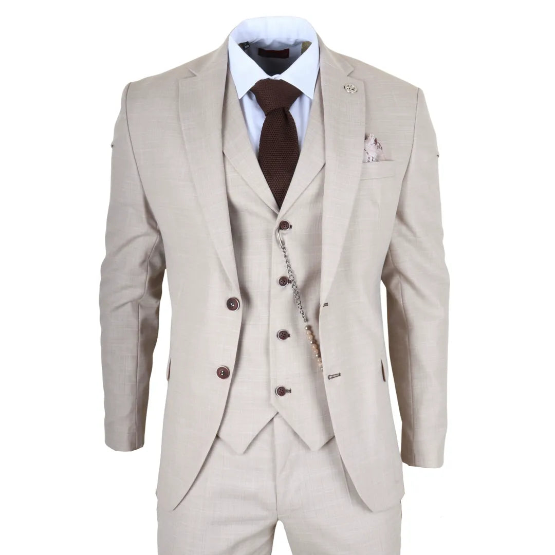 Traje beige con corbata y pañuelo de bolsillo marrones sobre fondo blanco.
