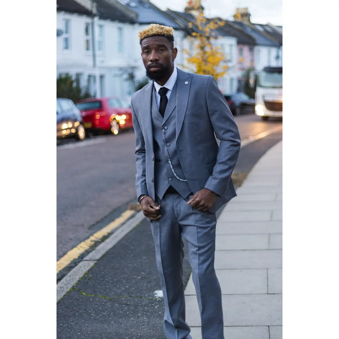 Traje de tres piezas gris de corte clásico para hombre de James