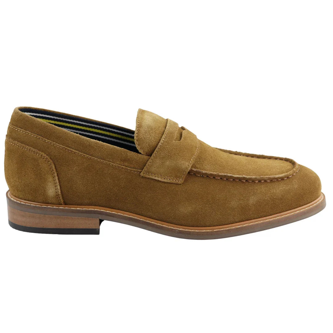 Zapatos náuticos tipo mocasín de gamuza auténtica para hombre, color marrón claro, estilo casual elegante y ajuste cómodo.