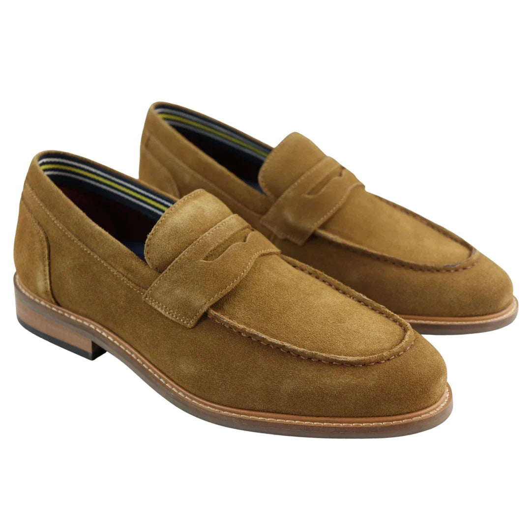 Zapatos náuticos tipo mocasín de gamuza auténtica para hombre, color marrón claro, estilo casual elegante y ajuste cómodo.