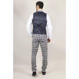 Traje de tres piezas a cuadros grises y azules para hombre de la marca Knight.