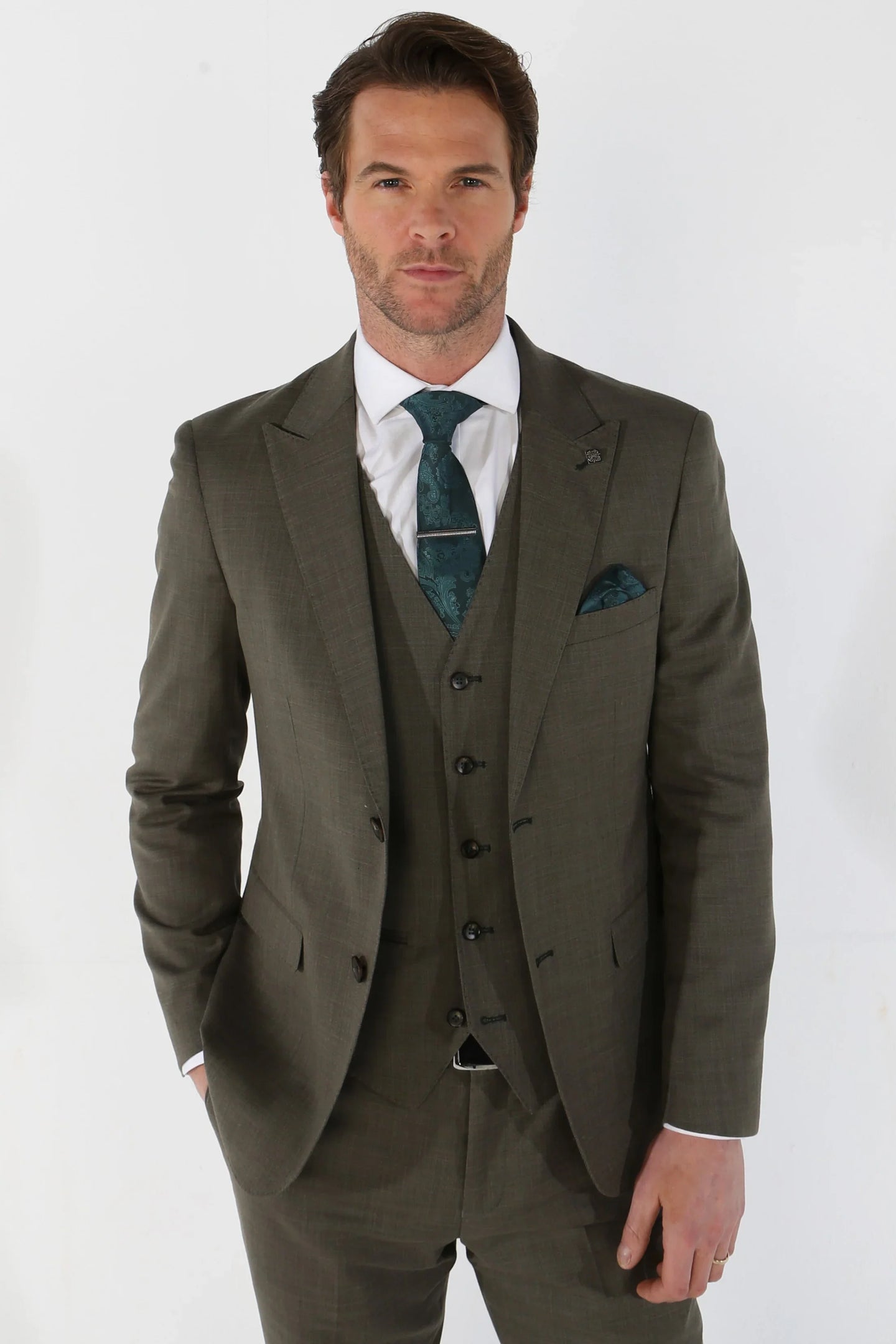 Traje de tres piezas Kurt para hombre, color verde salvia, corte entallado, ideal para bodas de verano.
