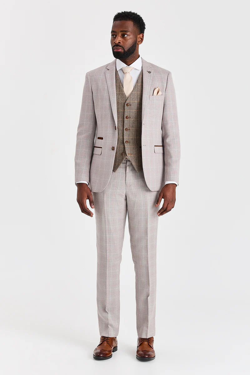 Traje Leo Beige con chaleco de tweed marrón Harris en contraste