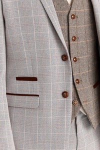 Traje Leo Beige con chaleco de tweed marrón Harris en contraste