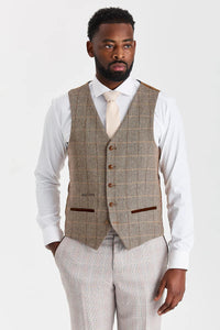 Traje Leo Beige con chaleco de tweed marrón Harris en contraste