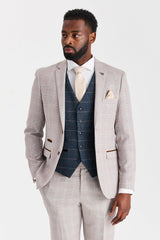 Traje Leo Beige con chaleco Harris de tweed azul marino