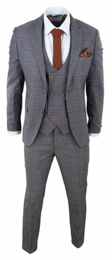 Traje gris de tres piezas con chaleco cruzado.