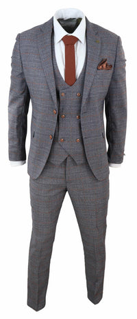 Traje gris de tres piezas con chaleco cruzado.