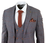 Traje gris de tres piezas con chaleco cruzado.