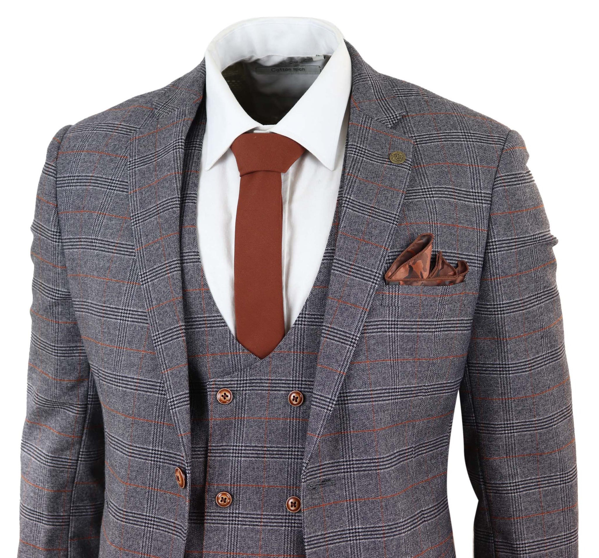 Traje gris de tres piezas con chaleco cruzado.