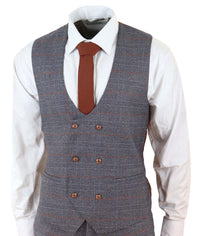 Traje gris de tres piezas con chaleco cruzado.