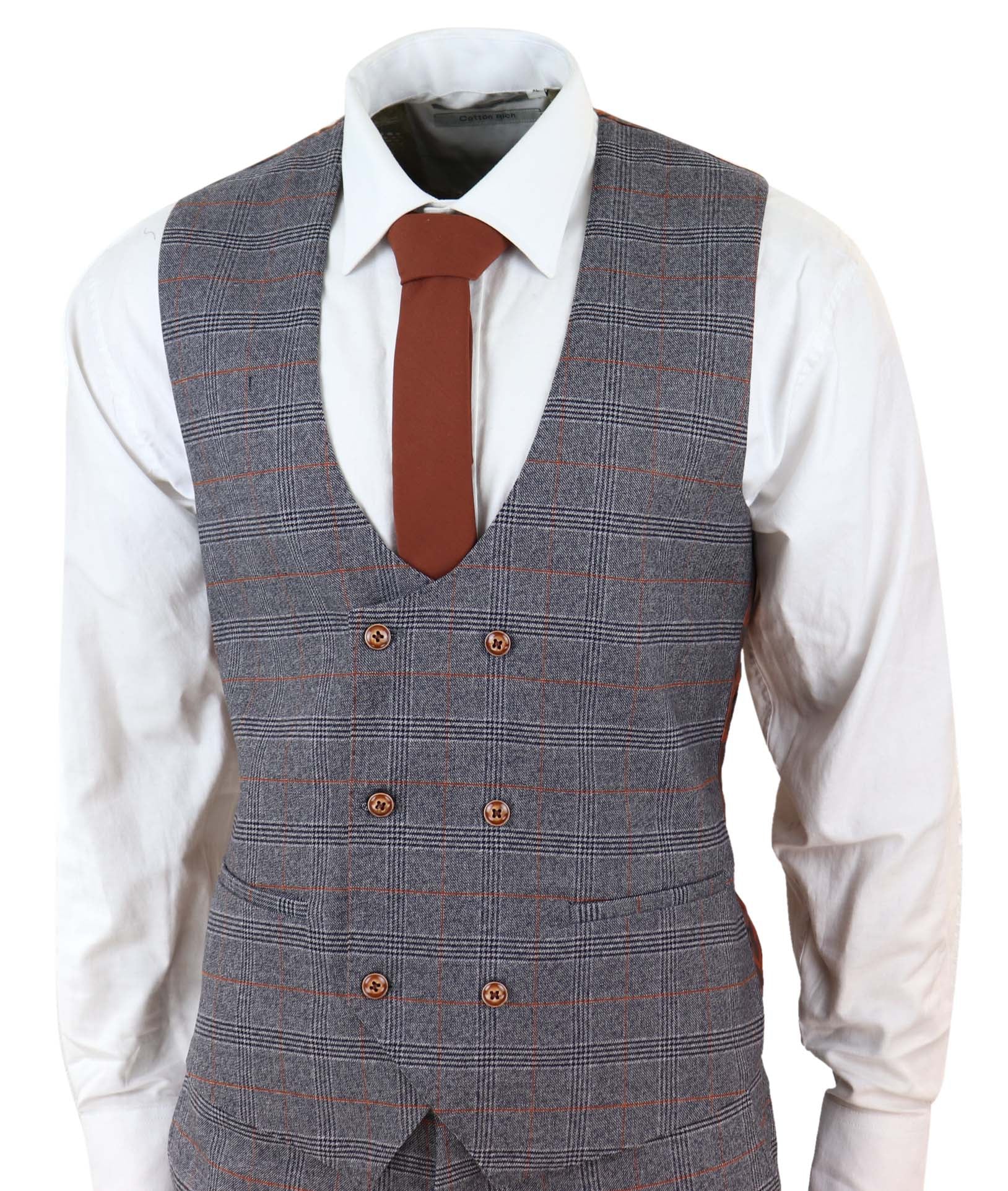 Traje gris de tres piezas con chaleco cruzado.