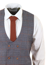 Traje gris de tres piezas con chaleco cruzado.