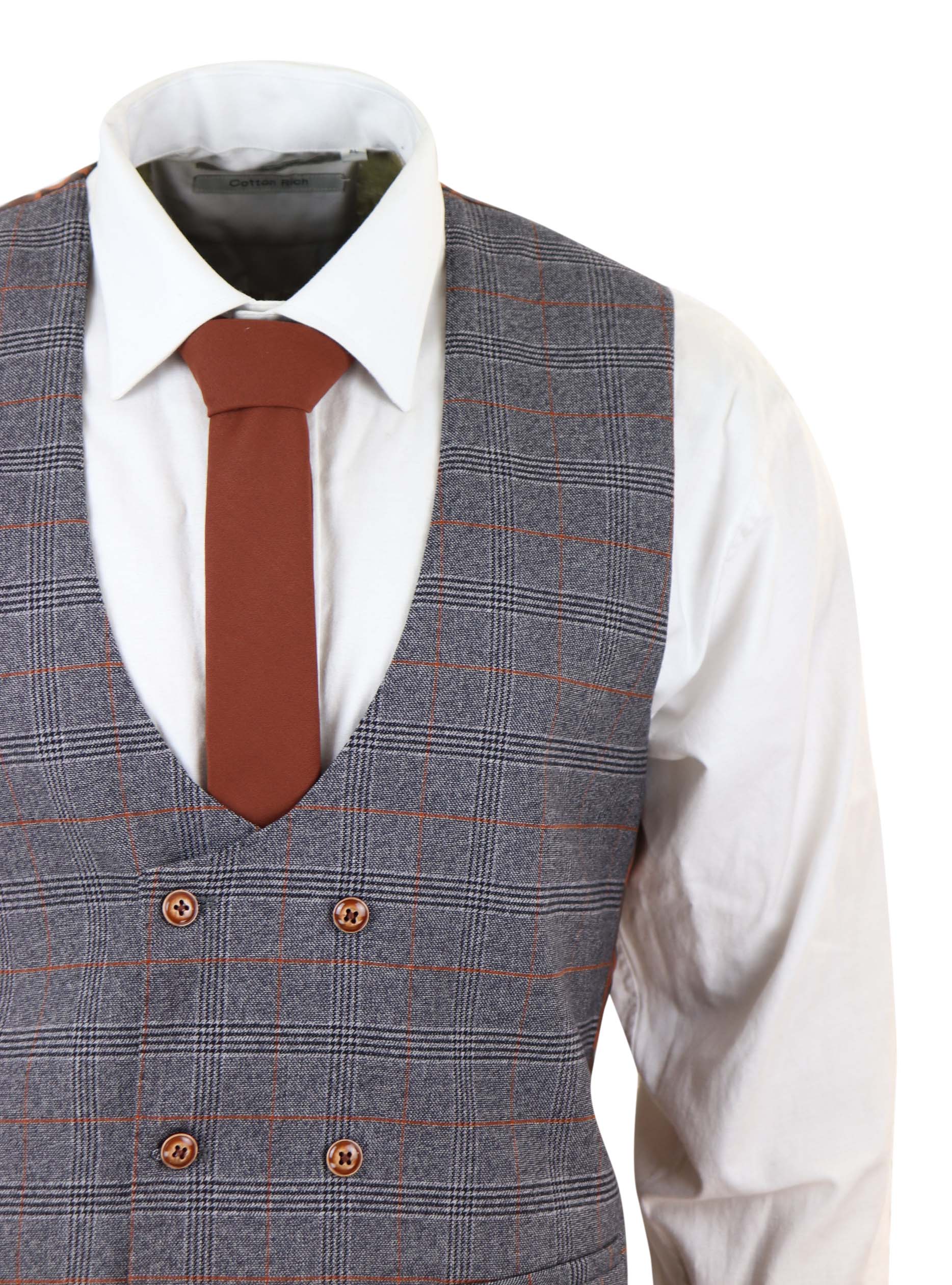 Traje gris de tres piezas con chaleco cruzado.