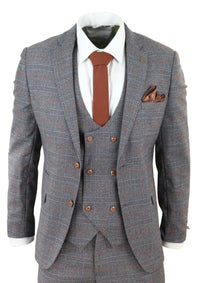 Traje gris de tres piezas con chaleco cruzado.