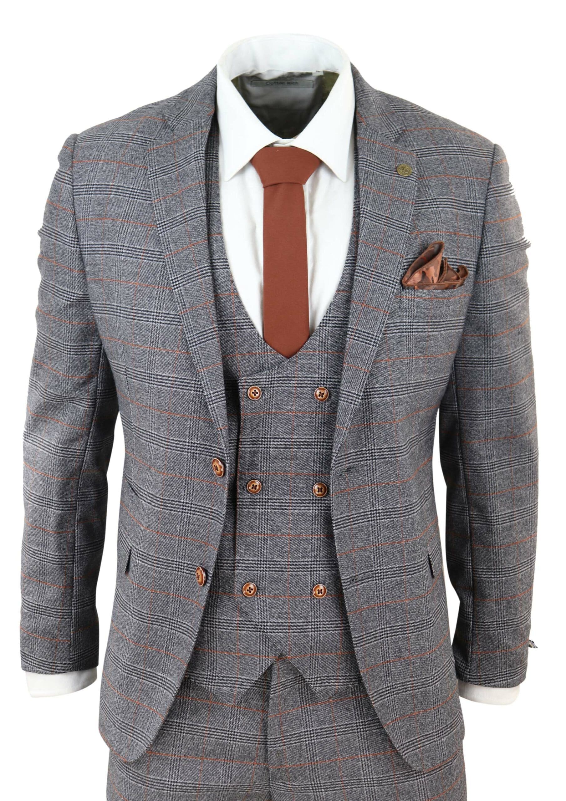 Traje gris de tres piezas con chaleco cruzado.