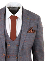 Traje gris de tres piezas con chaleco cruzado.