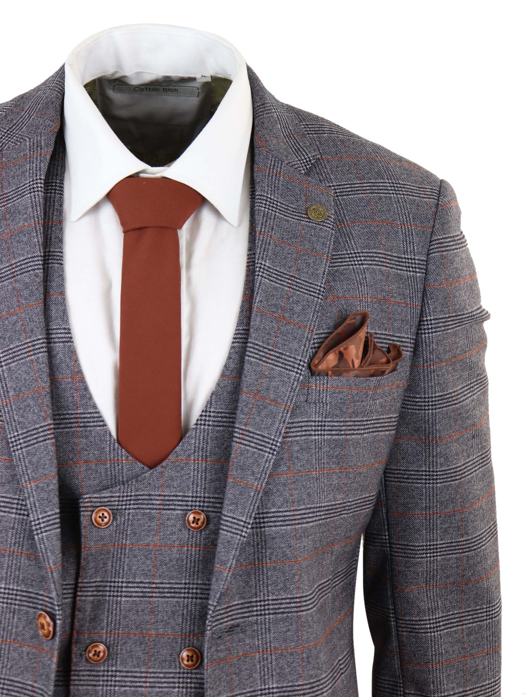 Traje gris de tres piezas con chaleco cruzado.
