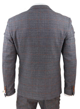 Traje gris de tres piezas con chaleco cruzado.