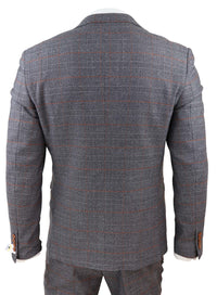 Traje gris de tres piezas con chaleco cruzado.