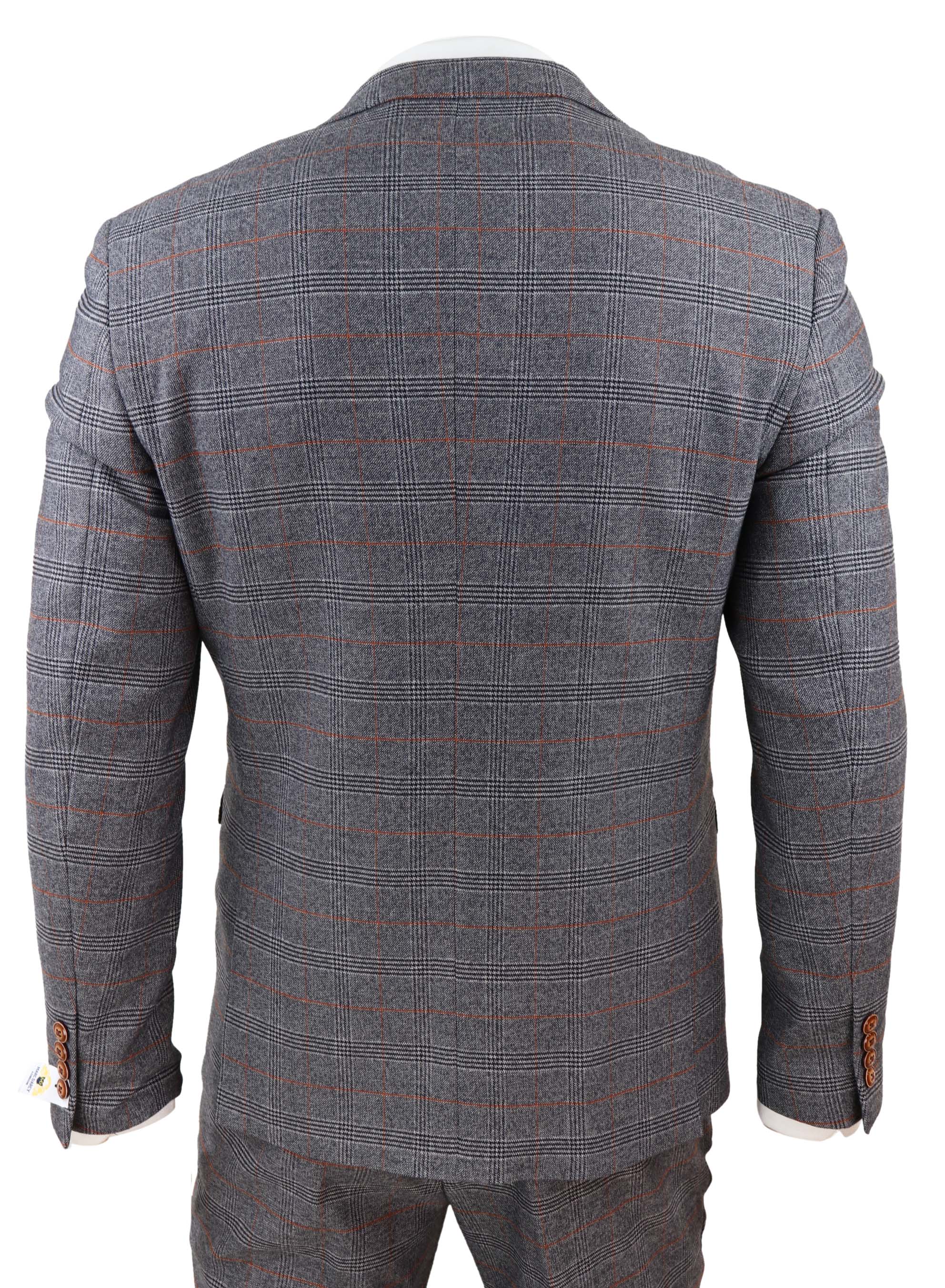 Traje gris de tres piezas con chaleco cruzado.