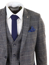 Traje de tres piezas para hombre Marc Darcy Scott, gris con cuadros azules.
