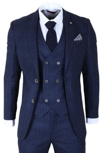 Traje azul a cuadros con chaleco y corbata sobre fondo blanco.