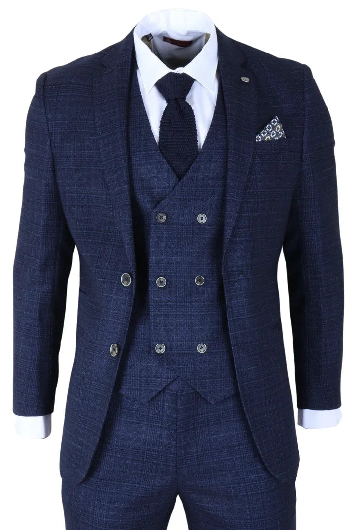 Traje azul a cuadros con chaleco y corbata sobre fondo blanco.