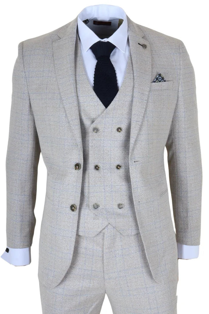 Traje a cuadros beige con camisa blanca y corbata negra sobre fondo blanco.