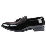 Mocasines negros de charol con borlas para hombre.