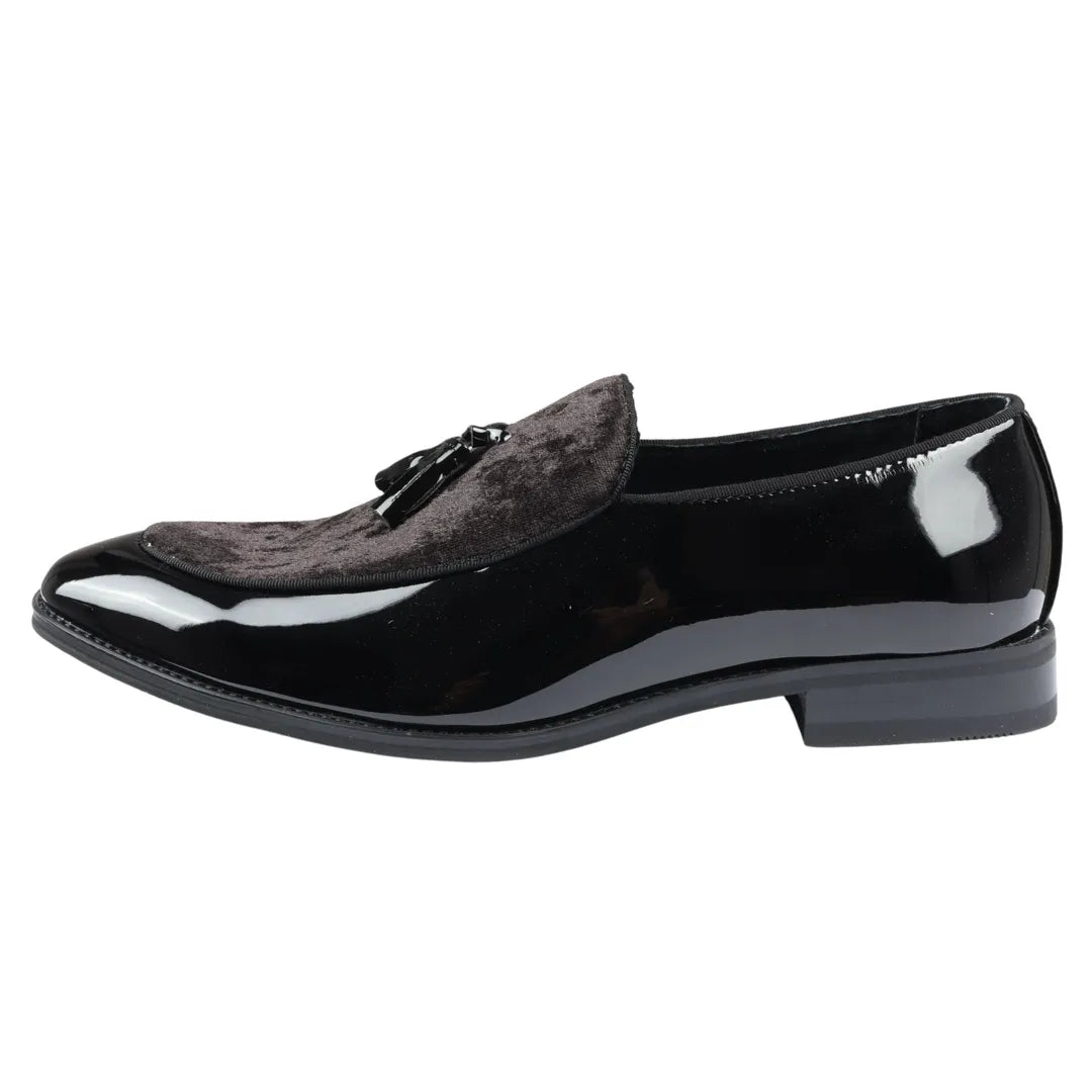 Mocasines negros de charol con borlas para hombre.